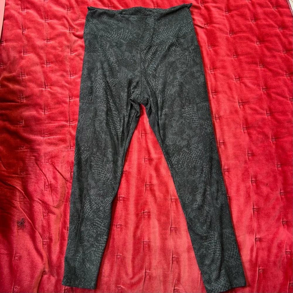 Danskin Snakeskin Print Athletic Leggings w/ Pockets & High Rise Tummy Control - Picture 4 of 9